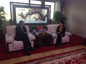鄺遠(yuǎn)平與河南省工商聯(lián)副主席、鄭州市工商聯(lián)主席薛景霞